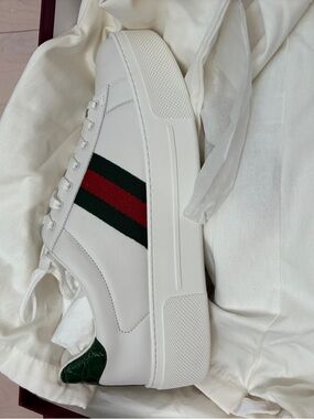 Gucci new in box 41 sneakers white